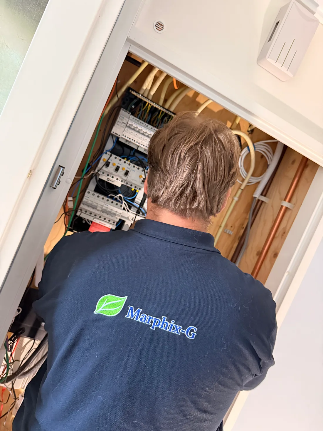BMJ-installateur aan het werk in de meterkast