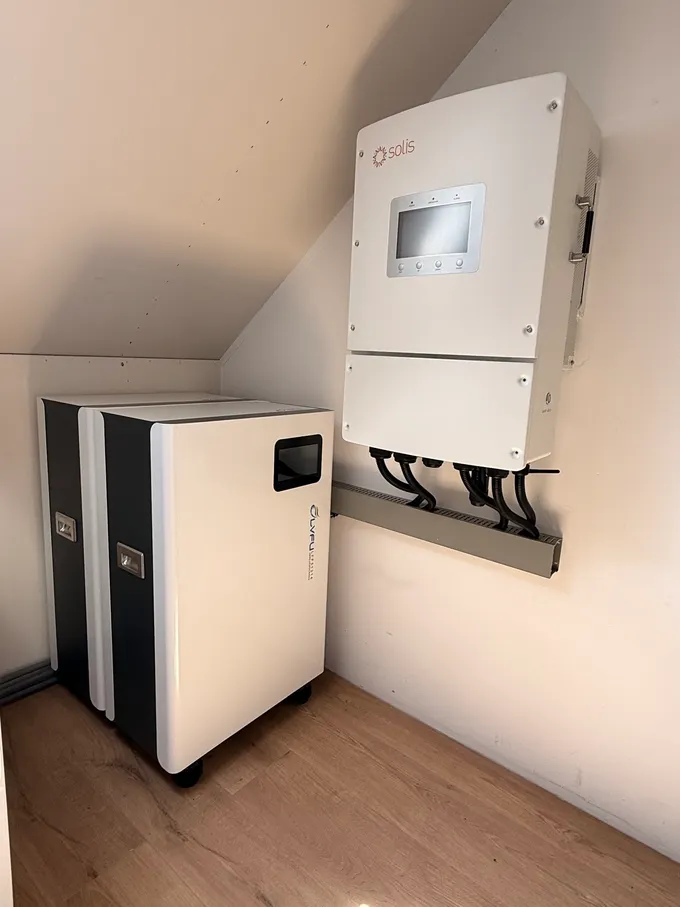 Compacte installatie met LVFU batterijopslag en Solis omvormer