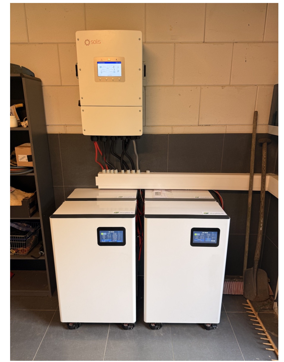 Vier batterijmodules met een 15 kW omvormer