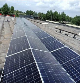 Lange rijen zonnepanelen op een plat bedrijfsdak