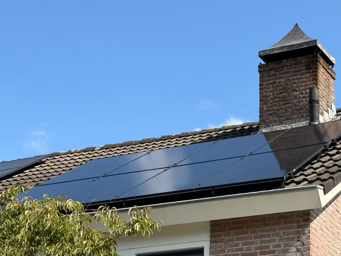 Zonnepanelen op het pannendak, gezien van dichtbij