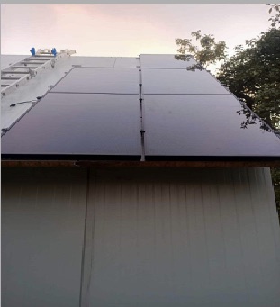 Zonnepanelen op een lage overkapping