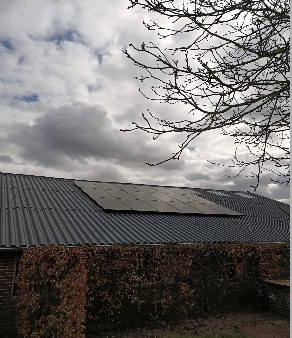 Zonnepanelen op een schuin schuurdak