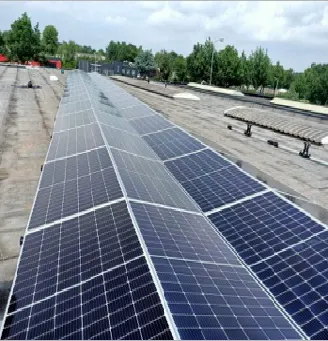 Lang PV-veld op een bedrijfsdak